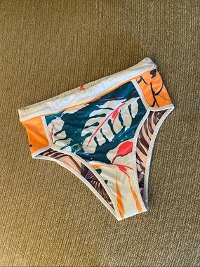 🌼 NWOT Maaji Tropical High-Cut Bikini Bottom Reversible Palm Leaf Bottoms